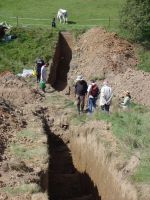 Heimbuchenthal - 02 Ausgehobener Schürfgraben zur Untersuchung der Strukturen der Bodenschichten (Bildautor: Dr. Wolfgang Heinemann)